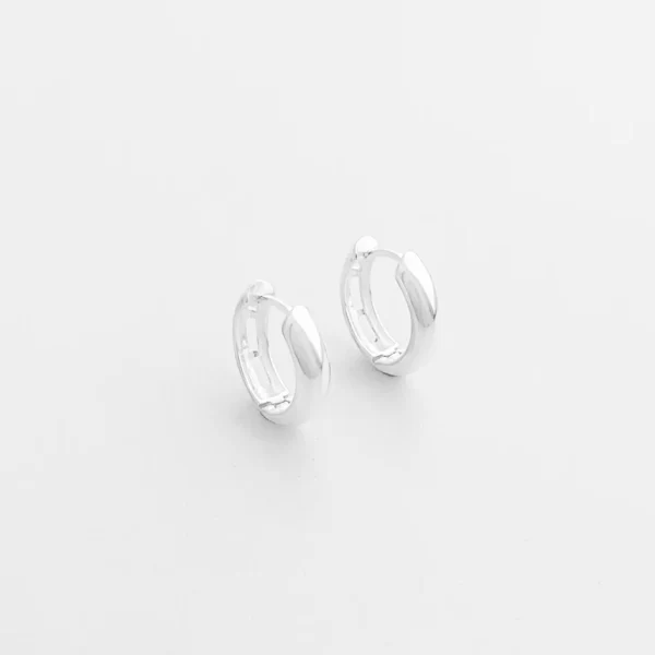 Brinco Gout Argola Liso com Detalhes Vazados Prata 925